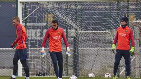 Los arqueros del FC Barcelona en la práctica previa al partido.
