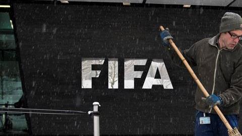 Un barrendero remueve la nieve afuera de la FIFA