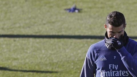 Cristiano deja su lugar y Zidane lo ocupa con su hijo.