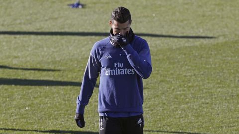 Cristiano deja su lugar y Zidane lo ocupa con su hijo.