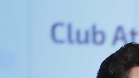 El director de Relaciones Institucionales del Real Madrid, Emilio Butragueño (d), durante el sorteo de los cuartos de final de la Copa del Rey.