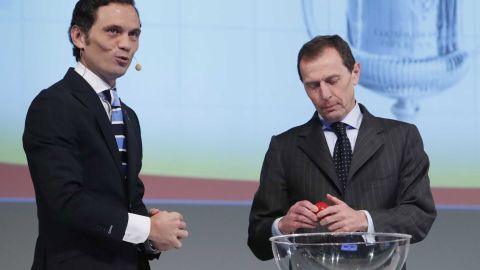 El director de Relaciones Institucionales del Real Madrid, Emilio Butragueño (d), durante el sorteo de los cuartos de final de la Copa del Rey.