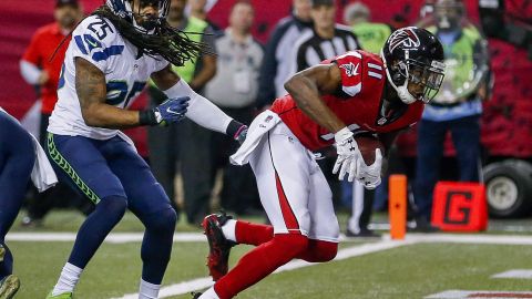 Julio Jones anota el primer touchdown de los Falcons.