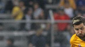 Andre-Pierre Gignac disputa el balón frente a un jugador del Atlas.