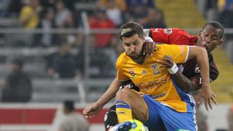 Andre-Pierre Gignac disputa el balón frente a un jugador del Atlas.