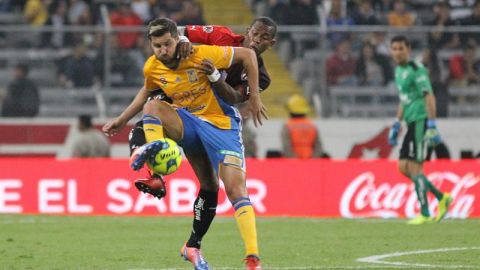 Andre-Pierre Gignac disputa el balón frente a un jugador del Atlas.