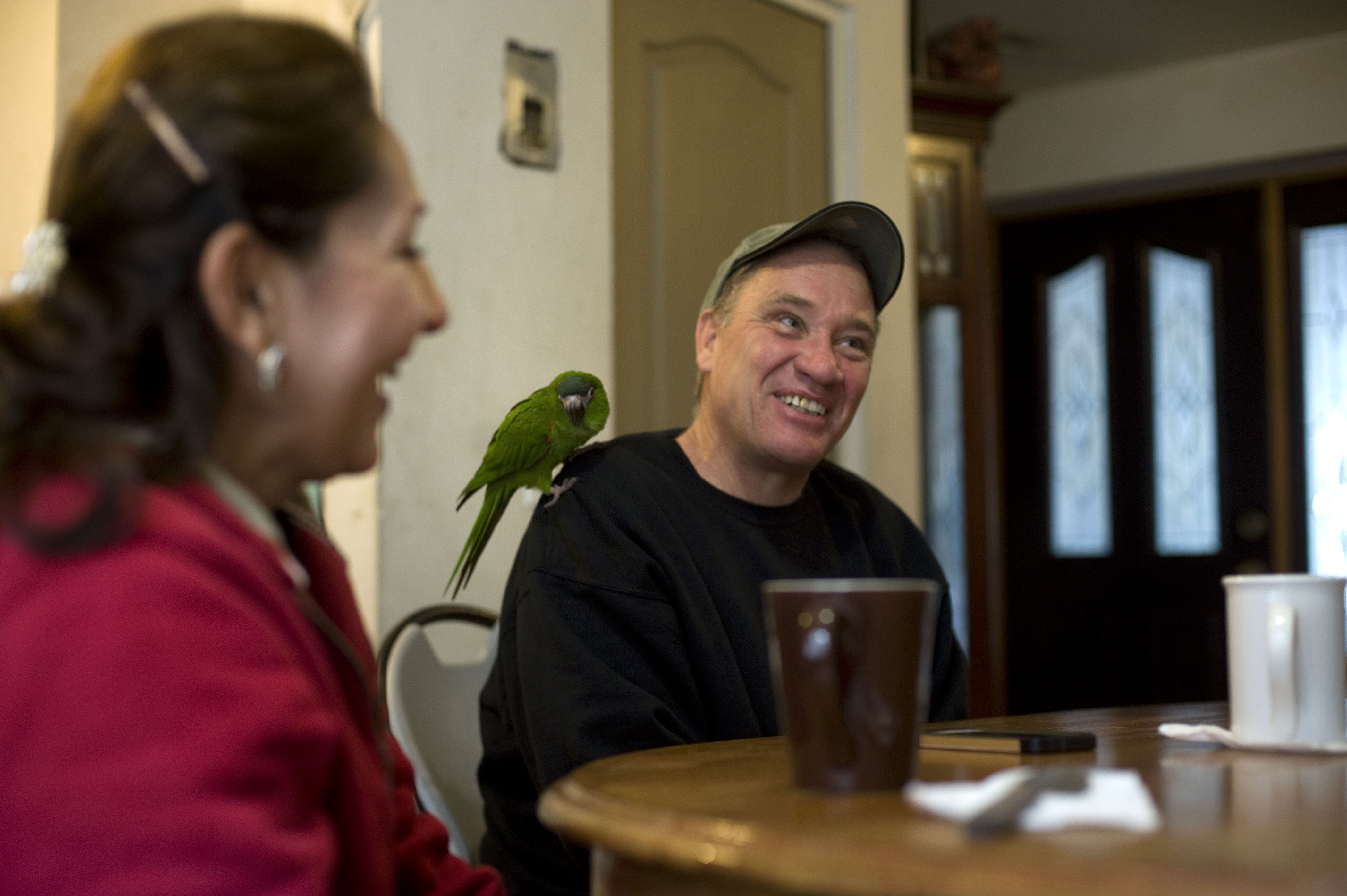La mexicana Emma Sanchez toma un café mientras charla con su esposo Michael Paulse en su casa de Tijuana . EFE