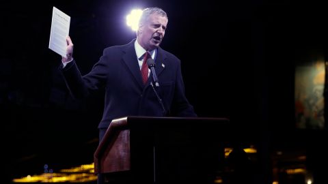 Bill de Blasio, habla  durante una protesta frente al Trump International Hotel and Tower en Nueva York.