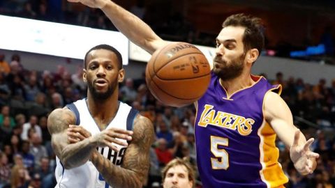 La derrota de Lakers frente a Mavericks de este domingo supera la sufrida en marzo del año pasado frente al Jazz.