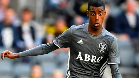 Alexander Isak jugará por cinco años con el Borussia Dortmund.