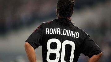 La elección del 80 de Ronaldinho ocurrió porque cuando llegó al Milán, el 10 que él quería ya lo tenía Clarence Seedorf.