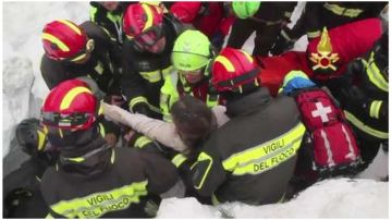 Los rescatistas buscan sobrevivientes tras el sismo en Italia.
