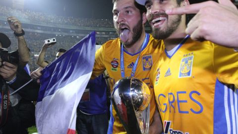 Andy Delort y Andre-Pierre Gignac celebran el campeonato de Tigres