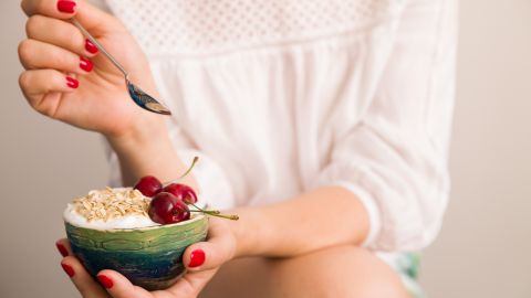 belleza-desayuno-yogur-avena-shutterstock_429818722