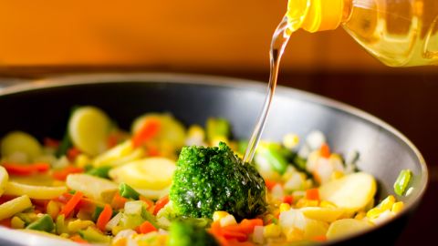 El eliminar el uso de la manteca y reducir la cantidad del aceite en la preparación de los alimentos son clave en el propósito de bajar de peso y mantener un cuerpo regio durante todo el año.