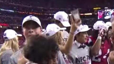 Arthur Blank, el propietario de los Falcons en pleno baile.