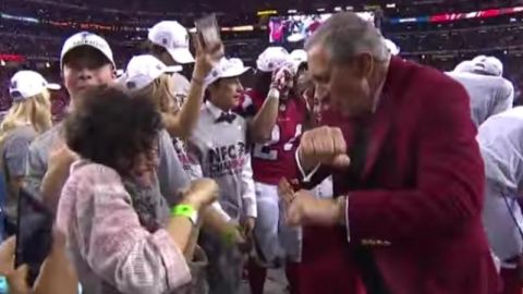 Arthur Blank, el propietario de los Falcons en pleno baile.