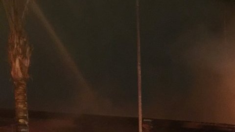 Los bomberos se afanaron durante horas por extinguir las llamas que destruyeron su propia estación y camiones.