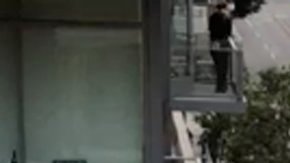 La policía investiga la relación entre el hombre y la muerte de la mujer, que ha sido descrita como un homicidio.