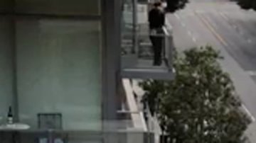 La policía investiga la relación entre el hombre y la muerte de la mujer, que ha sido descrita como un homicidio.