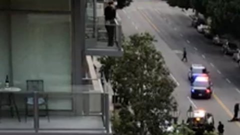 La policía investiga la relación entre el hombre y la muerte de la mujer, que ha sido descrita como un homicidio.