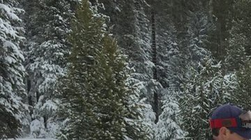 Frank Gehrke mide la profunidad de la nieve para estimar el porcentaje de agua en la Sierra Nevada el martes.