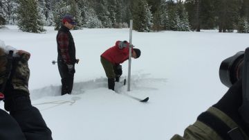 Frank Gehrke mide la profunidad de la nieve para estimar el porcentaje de agua en la Sierra Nevada el martes.