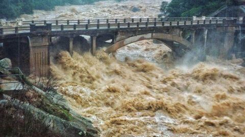 Riadas, deslaves e incluso un pequeño tornado se suceden al norte de California como consecuencia de las tormentas.