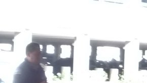 Los obreros están excavando en la carretera enfrente de la zona de llegadas de la Terminal 5 para reparar la cañería.