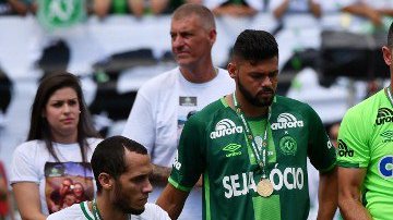 Jugadores del Chapecoense levantan la Copa Sudamericana