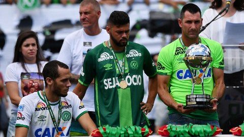 Jugadores del Chapecoense levantan la Copa Sudamericana