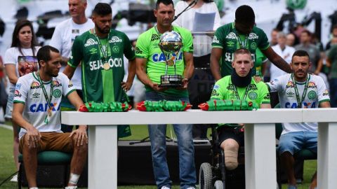 Jugadores del Chapecoense levantan la Copa Sudamericana