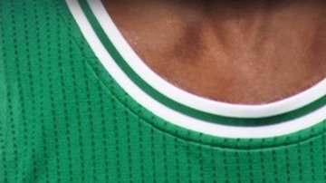 El parche es pequeño y va en el costado superior izquierdo del pecho.