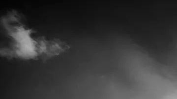 El cohete propulsor aterrizando en el barco que lo esperaba en la costa de California.