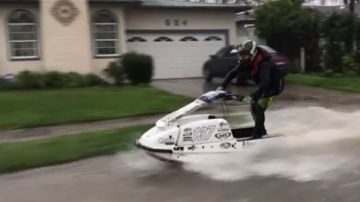 Un profesional de la moto de agua decidió sacar el máximo partido a la situación.