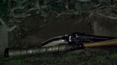 También se recuperó una pistola abandonada cerca de la escena, aunque no se disparó a nadie.