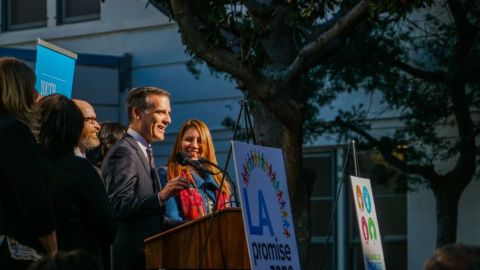 Eric Garcetti durante el acto en que se anunció la  beca por valor de $30 millones para escuelas de zonas desfavorecidas de Los Ángeles.