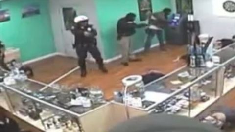 La policía de Santa Ana ya había registrado antes Sky High, en un operativo que fue muy criticado por la mala actuación de los agentes.
