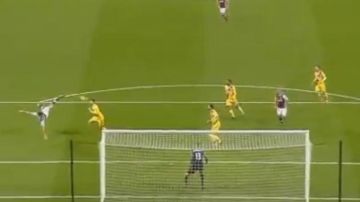 La vistosa jugada del gol de Andy Carroll para el West Ham.