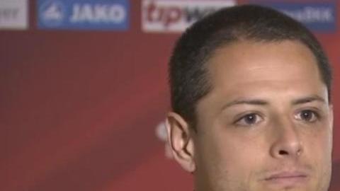 Javier Chicharito Hernández vive horas bajas en el Leverkusen, pero no necesita de nadie para levantarse.