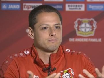 Javier Chicharito Hernández vive horas bajas en el Leverkusen, pero no necesita de nadie para levantarse.