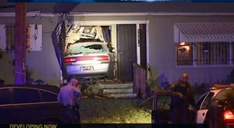 El coche quedó completamente introducido en la residencia del sur de Los Ángeles.