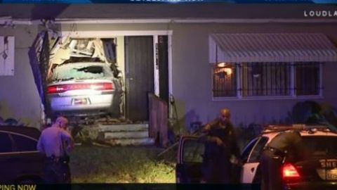 El coche quedó completamente introducido en la residencia del sur de Los Ángeles.