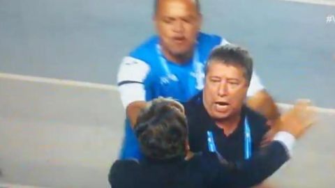 La pelea entre el Bolillo Gómez y Jorge Luis Pinto en el Panamá - Honduras.