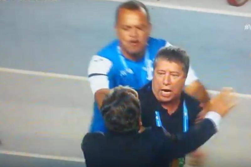 La pelea entre el Bolillo Gómez y Jorge Luis Pinto en el Panamá - Honduras.