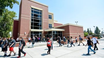 La demanda acusa al Distrito Escolar Unificado de Fresno de contratar personal incompetente y ocultar información a los padres.