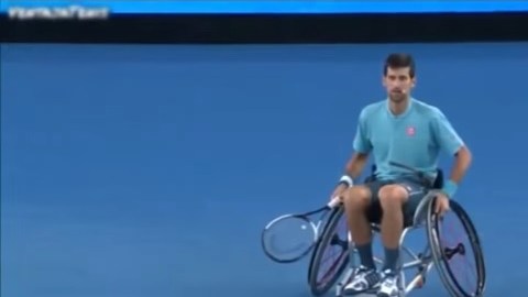 Novak Djokovic juega tenis en silla de ruedas