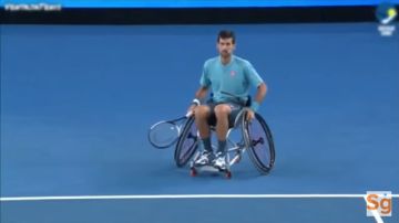Novak Djokovic juega tenis en silla de ruedas