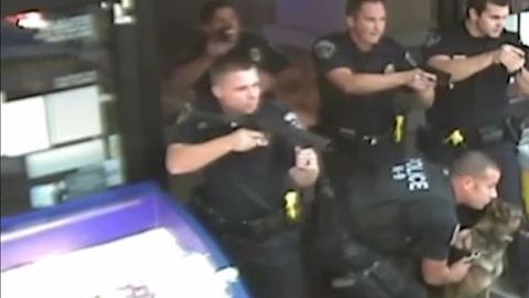 El video muestra el momento en que los agentes balearon a muerte a James Hall en 2015.