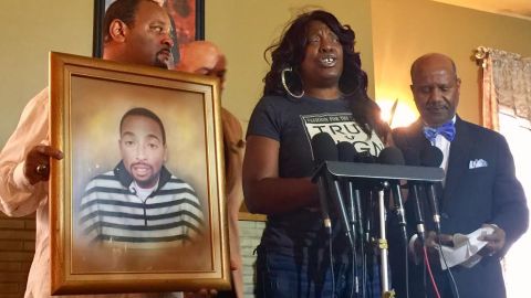 Tritobia Ford, madre de Ezell Ford, durante una conferencia de prensa donde mostró enojo por el hecho que no habrá cargos para los policías involucrados en la muerte de su hijo. /ARACELI MARTINEZ ORTEGA